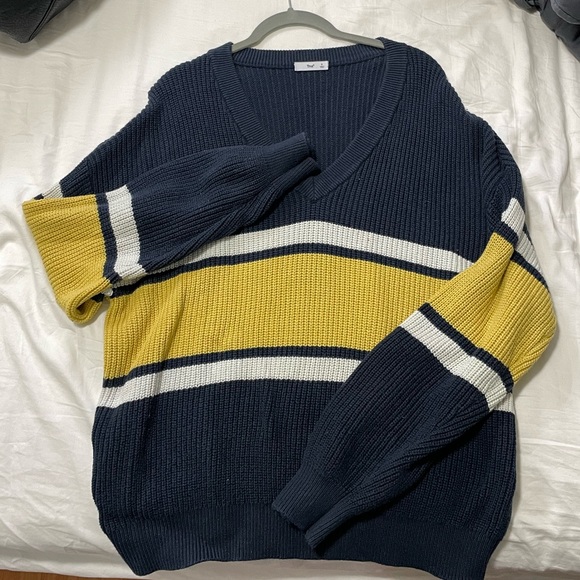 Aritzia TNA Sweater - Picture 2 of 2